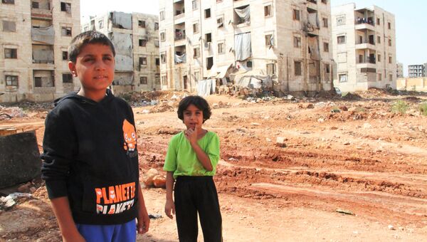 Дети беженцев на линии фронта в районе квартала 1070 на юго-западе Алеппо