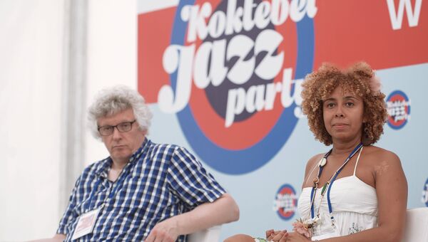 Музыкант Хендрик Мёркенс и певица и музыкант Луанда Джонс на пресс-конференции участников коллектива Legend of Brasil в рамках фестиваля Koktebel Jazz Party