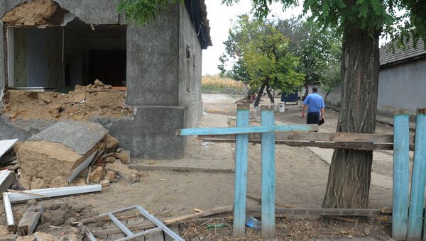 Сожженные и разбитые местными жителями дома цыган села Лощиновка в Одесской области