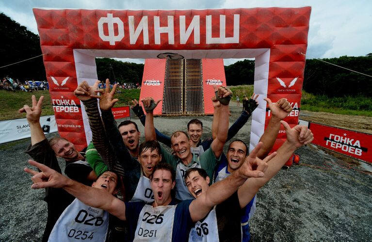 Участники Гонки героев на финише на полигоне Горностай во Владивостоке