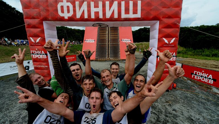 Участники Гонки героев на финише на полигоне Горностай во Владивостоке