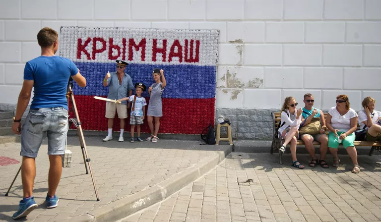 Гости Севастополя фотографируются на набережной города в рамках патриотической акции Бесплатное фото Гости Севастополя фотографируются на набережной города в рамках патриотической акции Бесплатное фото