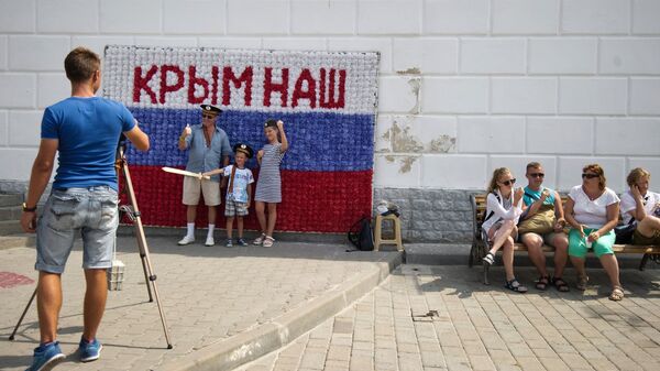 Гости Севастополя фотографируются на набережной города в рамках патриотической акции Бесплатное фото. Архивное фото