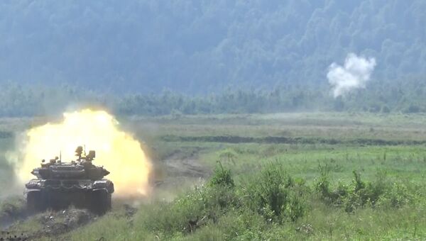 Экипаж боевого танка Т-90 стрелял по целям во время внезапной проверки войск