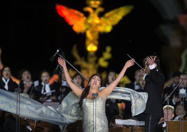 Оперная певица Анна Нетребко выступает на гала-концерте Классика на Дворцовой в Санкт-Петербурге 