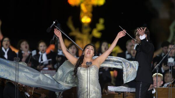 Оперная певица Анна Нетребко выступает на гала-концерте Классика на Дворцовой в Санкт-Петербурге