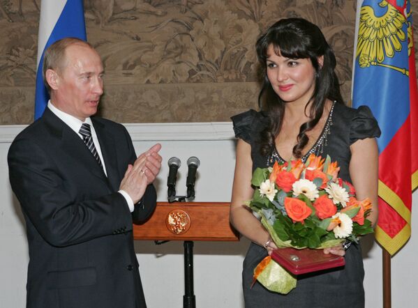 Президент России Владимир Путин присвоил почетное звание Народный артист России солистке оперы Анне Нетребко. 2008 год