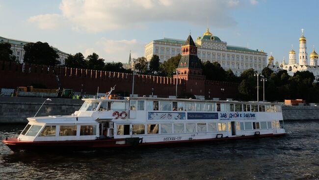 Пассажирский прогулочный теплоход Москва-177 в Москве. Архивное фото