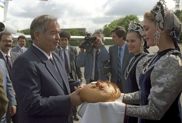 Президента Узбекистана Ислама Каримова, прибывшего на встречу глав государств СНГ, в московском аэропорту встречают хлебом-солью