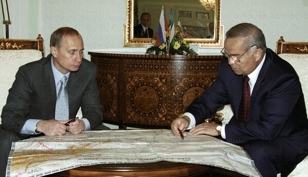 Президент Узбекистана Ислам Каримов и Президент РФ Владимир Путин рассматривают карту Узбекистана во время рабочей встречи