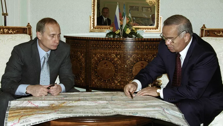 Президент Узбекистана Ислам Каримов и Президент РФ Владимир Путин рассматривают карту Узбекистана во время рабочей встречи Президент Узбекистана Ислам Каримов и Президент РФ Владимир Путин рассматривают карту Узбекистана во время рабочей встречи