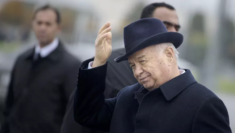 Президент Республики Узбекистан Ислам Каримов во время встречи госсекретаря США Джона Керри в аэропорту Самарканда, Узбекистан Президент Республики Узбекистан Ислам Каримов во время встречи госсекретаря США Джона Керри в аэропорту Самарканда, Узбекистан