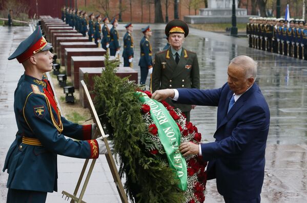 Президент Республики Узбекистан Ислам Каримов во время возложения венков к могиле неизвестного солдата в Москве