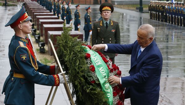 Президент Республики Узбекистан Ислам Каримов во время возложения венков к могиле неизвестного солдата в Москве