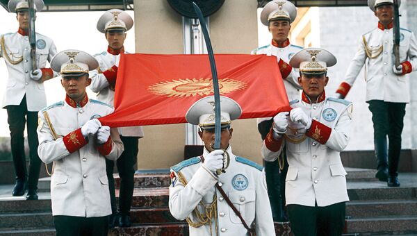 Почётный караул у Монумента Независимости и флага Кыргызской Республики в городе Бишкеке. Архивное фото