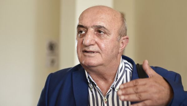 Адвокат задержанного в Ереване гражданина РФ Сергея Миронова Карен Нерсесян отвечает на вопросы журналистов в перерыве судебного заседания в Ереване