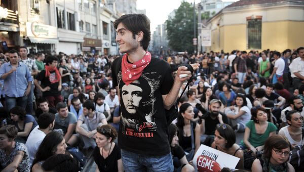 Юноша в футболке с портретом Че Гевары во время акции протеста на площади Таксим в Стамбуле