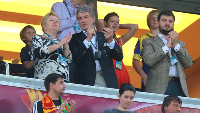 Бывший президент Украины Виктор Ющенко (в центре) на трибуне во время полуфинального матча по футболу ЕВРО - 2012