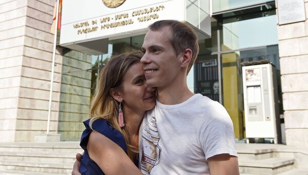 Гражданин России Сергей Миронов с супругой Юлией у здания суда в Ереване. 29 августа 2016