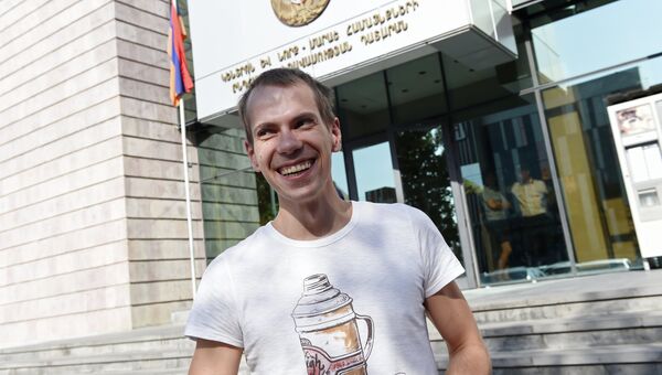 Гражданин РФ Сергей Миронов, задержанный в Армении по запросу США, у здания суда в Ереване. 29 августа 2016