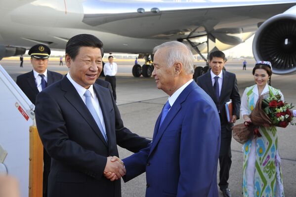 Президент Республики Узбекистан Ислам Каримов и председатель КНР Си Цзиньпин в аэропорту Ташкента