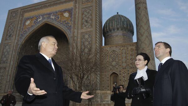 Дмитрий Медведев и президент Узбекистана Ислам Каримов во время осмотра достопримечательностей Самарканда