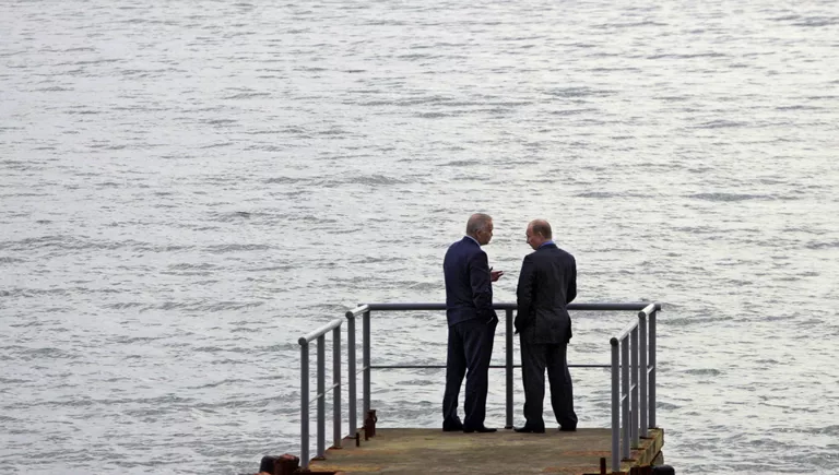Президент России Владимир Путин и президент Узбекистана Ислам Каримов во время встречи в резиденции Бочаров ручей в Сочи Президент России Владимир Путин и президент Узбекистана Ислам Каримов во время встречи в резиденции Бочаров ручей в Сочи