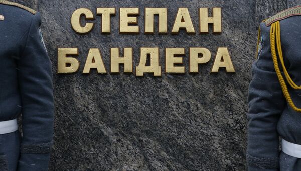 У памятника Степану Бандере во Львове