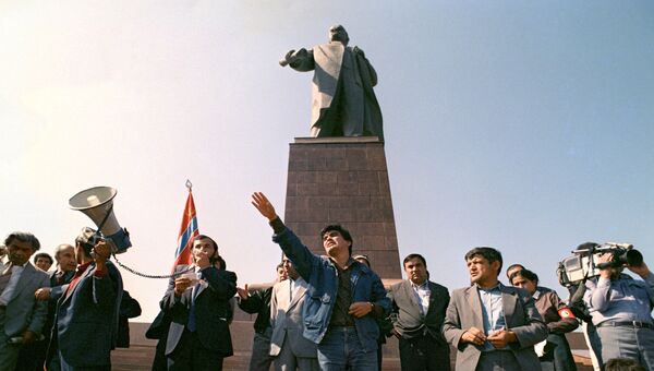 Митинг на площади Ленина в Ташкенте. Архив
