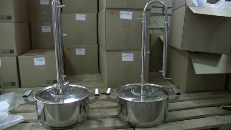 Полиция наложила арест на самогонные аппараты в Кирове. Оперативные кадры Полиция наложила арест на самогонные аппараты в Кирове. Оперативные кадры