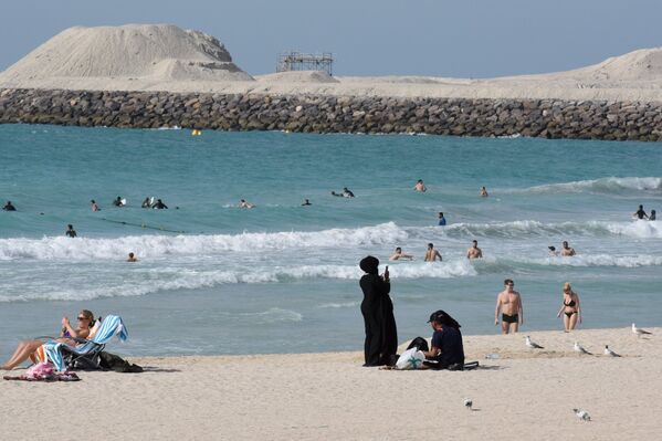 Отдыхающие на пляже в Дубае, ОАЭ