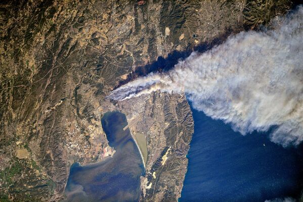 Пожары на юге Франции сфотографированные с МКС космонавтом Роскосмоса Олегом Скрипочкой