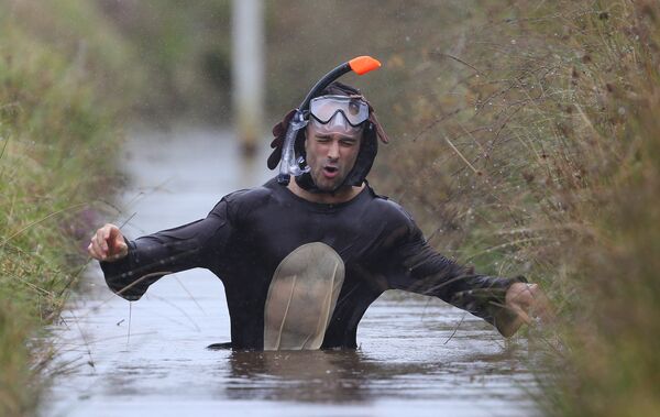 Чемпионат по нырянию в болото в Великобритании (World Bog Snorkelling Championship)