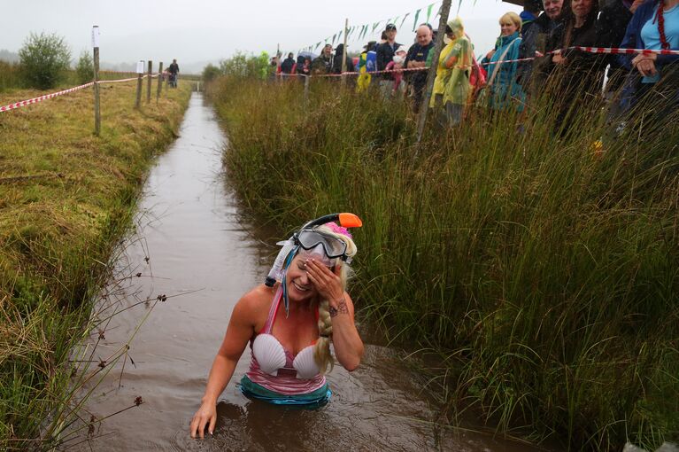 Чемпионат по нырянию в болото в Великобритании (World Bog Snorkelling Championship)