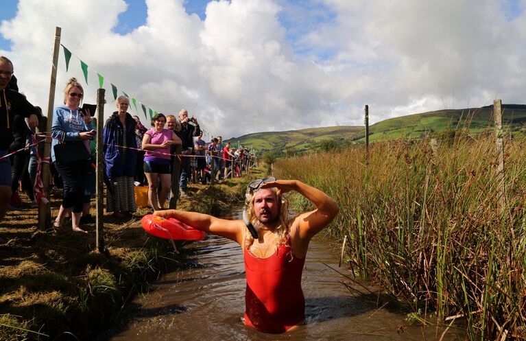 Чемпионат по нырянию в болото в Великобритании (World Bog Snorkelling Championship)