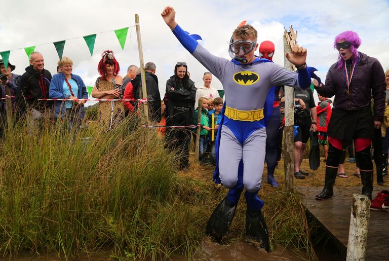 Чемпионат по нырянию в болото в Великобритании (World Bog Snorkelling Championship)