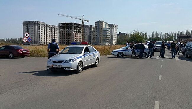 Полиция на месте взрыва у посольства КНР в Бишкеке, Киргизия. 30 августа 2016