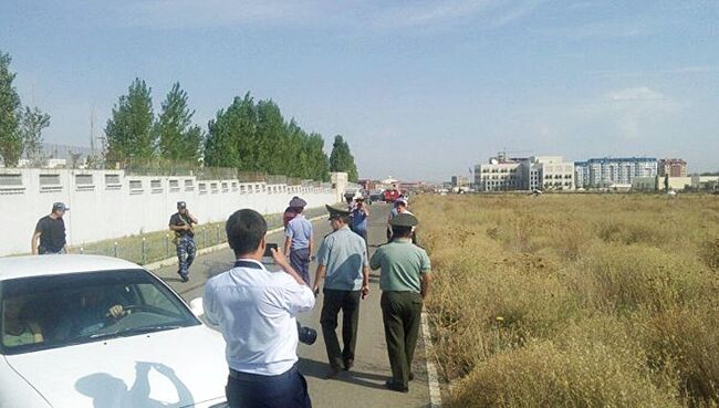 Полиция на месте взрыва у посольства КНР в Бишкеке, Киргизия. 30 августа 2016