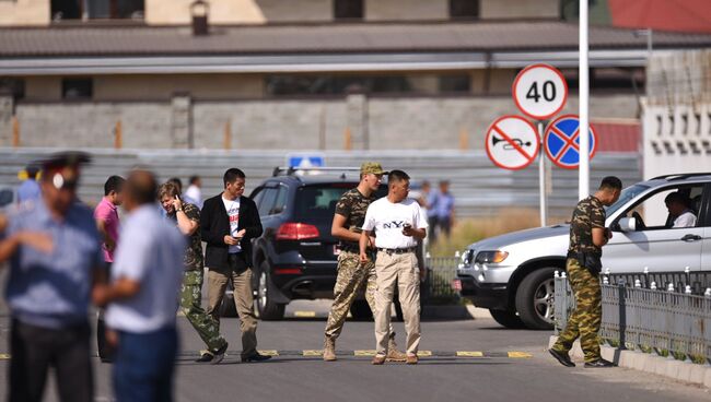 На месте взрыва автомашины марки Mitsubishi Delica, протаранившей ворота дипломатического представительства Китая в Бишкеке
