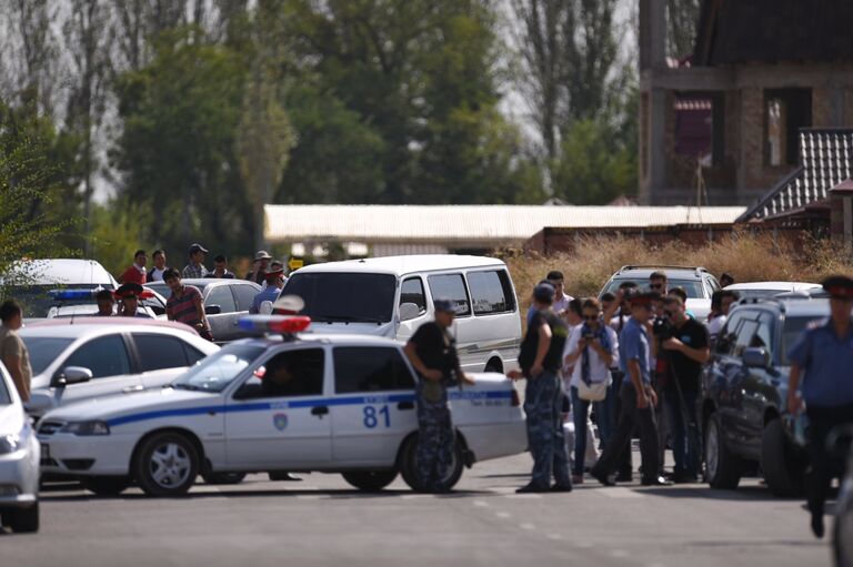 Сотрудники правоохранительных органов в Бишкеке. Архивное фото 