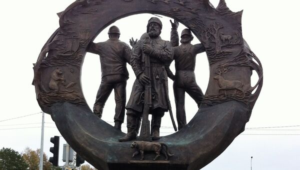 Памятник строителям космодрома Восточного, строящегося в Амурской области, установленный в городе Циолковском