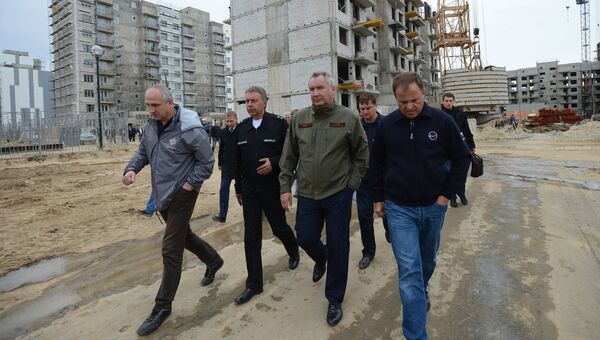 Дмитрий Рогозин во время осмотра хода строительства жилого комплекса на космодроме Восточный в Амурской области