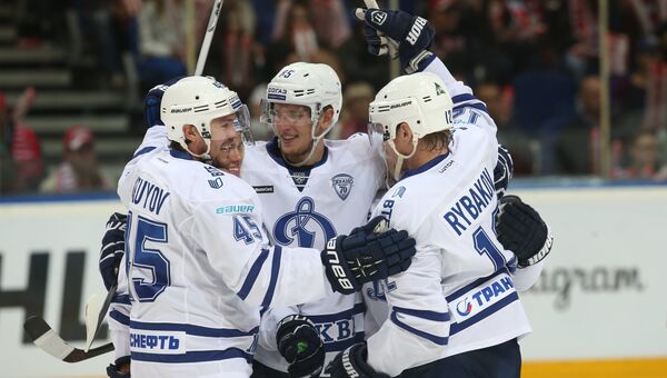 Игроки Динамо радуются победе в матче регулярного чемпионата КХЛ против ХК Локомотив