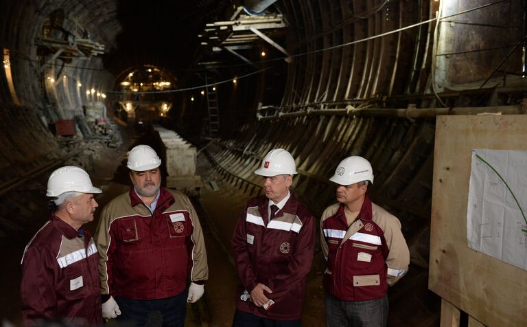 Мэр Москвы Сергей Собянин во время осмотра хода работ по строительству станции метро Окружная Московского метрополитена Мэр Москвы Сергей Собянин во время осмотра хода работ по строительству станции метро Окружная Московского метрополитена