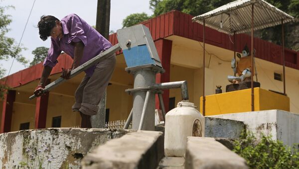 Местный житель набирает воду из источника в Котле, Индия. Архивное фото