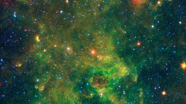 Двойная звезда IRAS 19312 + 1950 снятая космическим телескопом Спитцер