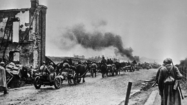 Советские войска после ожесточенных боев вступают в город Ельню
