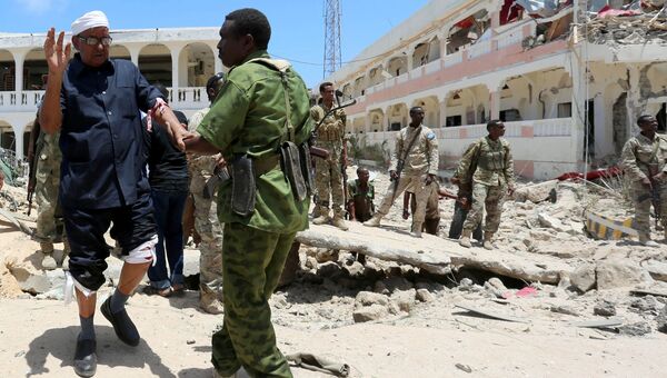 Место взрыва заминированного автомобиля у резиденции президента Сомали в столице Могадишо. 30 августа 2016