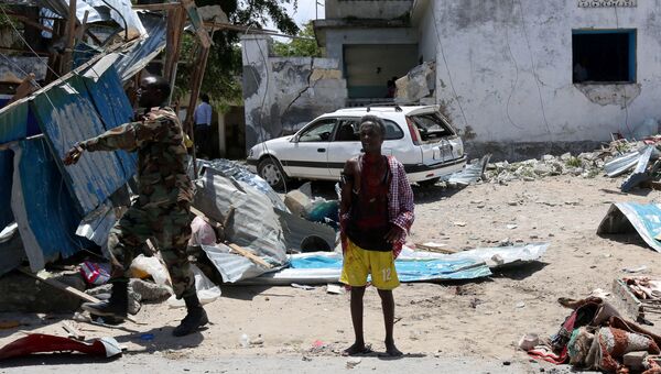 Место взрыва заминированного автомобиля у резиденции президента Сомали в столице Могадишо