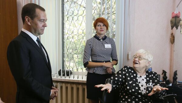 Дмитрий Медведев во время посещения центра реабилитации инвалидов и пожилых людей Сосновый бор в Липецке
